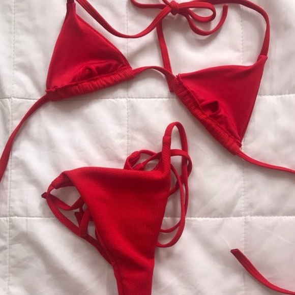Red cheeky bikini - Picture 2 of 2